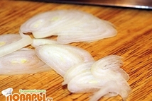 Шаг 5: Лук почистить, помыть и порезать …