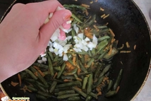 Шаг 5: Дальше берем луковицу, чистим и …