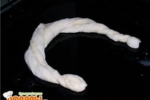 Шаг 2: Для ручки вырезать с двух …