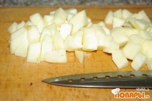 Шаг 2: Яблоки нарезаем кубиками и обжариваем …