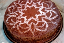 Шаг 6: Слегка смачиваем бумажную снежинку водой. …