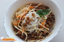 Шаг 3: Выкладываем рисовую лапшу, салат по-корейски …