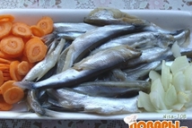 Шаг 1: Мойву предварительно чистим от внутренностей, …