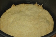 Шаг 3: Мультиварочную кастрюлю смазываем маслом и …