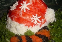 Шаг 7: Аккуратно выстилаем колпак срезанными красными …