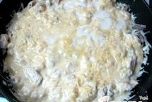 Шаг 7: Посыпаем сыром наше блюдо, закрываем …