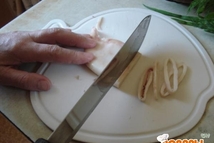 Шаг 2: Кальмары. Первоначально режем кольцами, затем …
