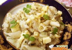 Рецепт: Фетучини под сливочным соусом с грибами и кабачками