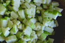 Шаг 3: Яблоки моем и нарезаем небольшими …