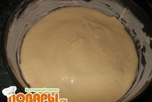 Шаг 6: Выложить половину теста в смазанную …