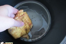 Шаг 2: В форму мультиварки добавляем немного …