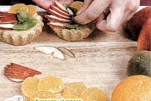 Шаг 4: Укладывать фрукты в корзиночки, начинать …