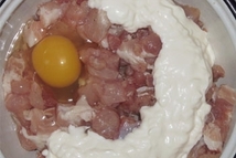 Шаг 2: Добавить яйца и майонез. Перемешать …