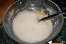 Шаг 2: Белки взбить отдельно и ввести …