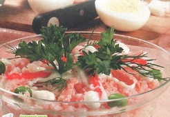 Салат из кальмаров, рыбы и крабовых палочек