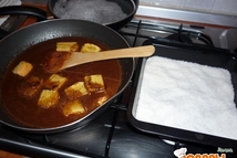 Шаг 4: Теперь принимайся за крем-глазурь. Молоко …