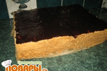 Шаг 6: Собираем тортик: коржи смазываем кремом …