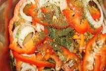 Шаг 4: Овощную соломку из лука, перца …