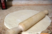 Шаг 1: Ставим варить мясо. Перебираем зелень …