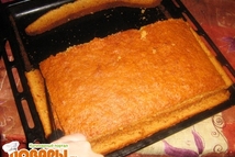 Шаг 4: Аккуратно отлепляем корж от бумаги, …