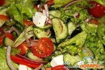 Шаг 5: Сыр порезали ножом, предварительно смочив …