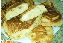 Шаг 6: Со сковороды выкладывайте оладьи на …