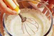 Шаг 2: Энергично взбейте сливки венчиком или …