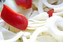 Шаг 1: Овощи нарезаем и укладываем в …