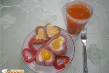 Шаг 2: Сосиски разрезаем по длине, делаем …