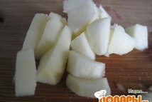 Шаг 2: и яблоко очистить и нарезать …
