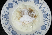 Шаг 4: Для сметанного соуса: смешиваем сметану …