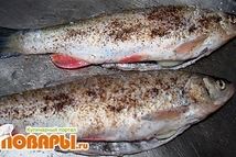 Шаг 1: Очищенную и промытую рыбу натираем …