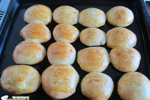 Шаг 5: Выкладываем пирожки на противень, смазанный …