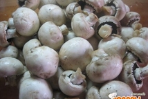 Шаг 1: Грибы хорошо промыть и обсушить.