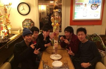 Башня из сладостей колоссальных размеров