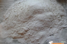 Шаг 3: Соединить муку, соду, ванилин и …