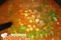 Шаг 3: Пока всё варится нарезаем лук …