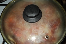 Шаг 5: Сковороду накрыть крышкой, довести до …