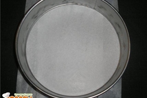 Шаг 3: Разъёмную форму застелить пергаментной бумагой.