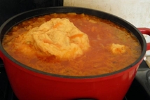 Шаг 6: Выкладываем тесто прямо в кипящий …