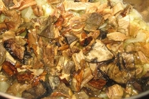 Шаг 7: Добавляем грибы к луку, тоже …