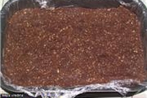 Шаг 2: На дно формы выложить подготовленную …