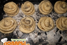 Шаг 9: Смазать булочки взбитым яйцом и …