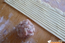 Шаг 1: В куриный фарш добавляем мелко …