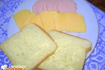 Шаг 2: Колбаску и сыр нарежте по …