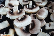 Шаг 1: Шампиньоны порезать дольками, сосиски - …