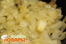 Шаг 4: Лук мелко порезать и обжарить.