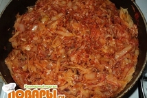 Шаг 2: томатной пасты, соли и перца.