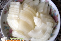 Шаг 2: В первую очередь режем лук …