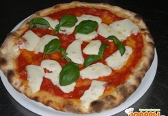 Пицца с рукколой, салями и уксусом бальзамико